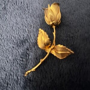 Beautiful Giovanni Signed Rose Brooch